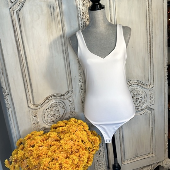 Abercrombie & Fitch Soft A&F Collection White Deep V Neck Sleeveless Bodysuit M - Picture 2 of 10